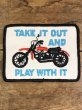 Take It Out And Play With It(それを取り出しそれで遊びます)のメッセージが書かれた70年代〜ビンテージ刺繡ワッペン