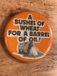 A Bushel Of Wheat For A Barrel Of Oil!のメッセージが書かれたビンテージ缶バッジ