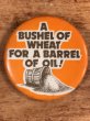 A Bushel Of Wheat For A Barrel Of Oil!のメッセージが書かれたビンテージ缶バッジ