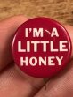 I'm A Little Honeyのメッセージが書かれたビンテージ缶バッジ