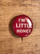 I'm A Little Honeyのメッセージが書かれたビンテージ缶バッジ