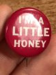 I'm A Little Honeyのメッセージが書かれたビンテージ缶バッジ