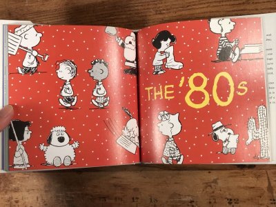 画像2: Hallmark “The Joy Of A Peanuts Christmas” 50 Years of Holiday Comics　スヌーピー　ビンテージ　コミック集　2000年代