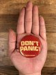 80年代頃のDon't Panic!のメッセージが書かれたヴィンテージの缶バッチ