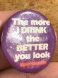 80年代頃のThe More I Drink The Better You Lookのメッセージが書かれたビンテージの缶バッジ