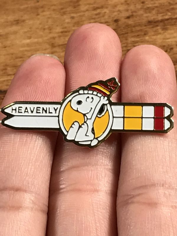 Peanuts Snoopy Skiing “Heavenly” Metal Badge スヌーピー ビンテージ