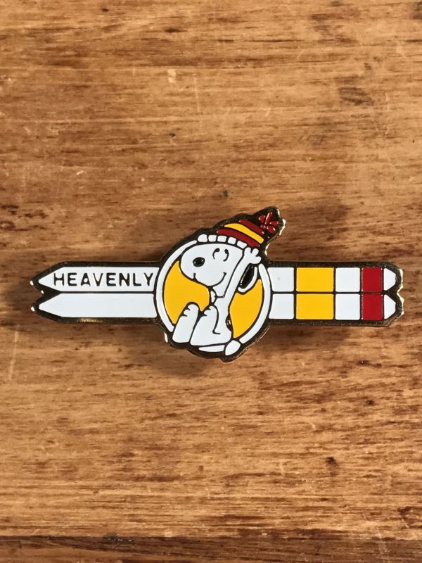 Peanuts Snoopy Skiing “Heavenly” Metal Badge スヌーピー ビンテージ