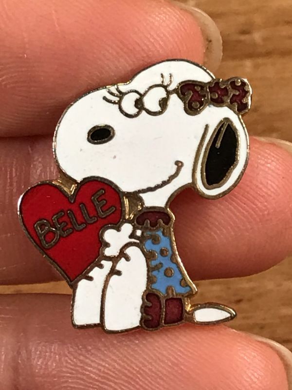 Aviva Snoopy Belle Metal Pinback スヌーピー ビンテージ ピンバッジ ピンバッチ 70 80年代 Stimpy Vintage Collectible Toys スティンピー ビンテージ コレクタブル トイズ