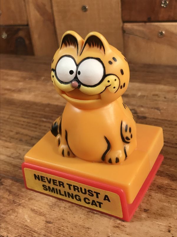 Garfield “Never Trust A Smiling Cat” Plastic Push Gimmick Toy