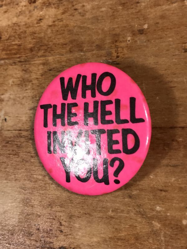 Who The Hell Invited You? Pinback メッセージ ビンテージ 缶バッジ